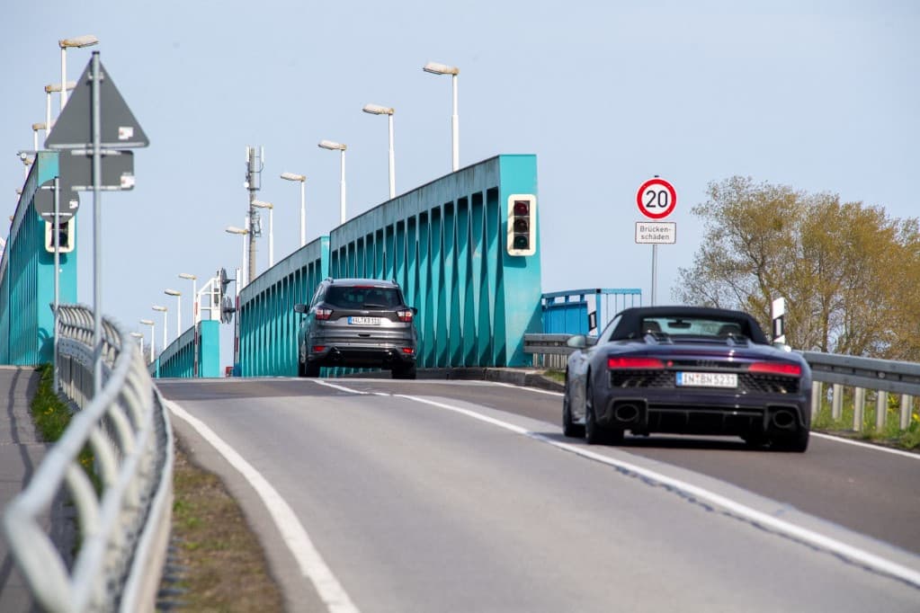 Miért mutat az autó sebességmérője 200 km/h-t?