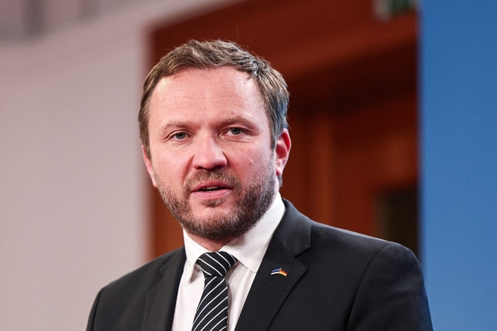 Az orosz parti őrség hajója felvont Wagner-zászlóval hajózik