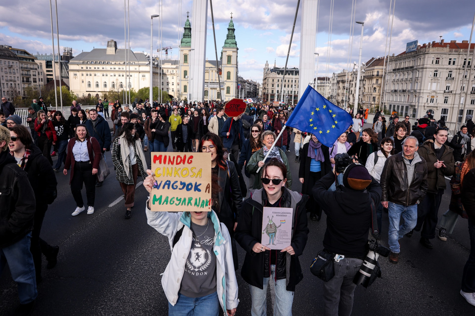 Lezárták az Erzsébet hidat a tüntetők