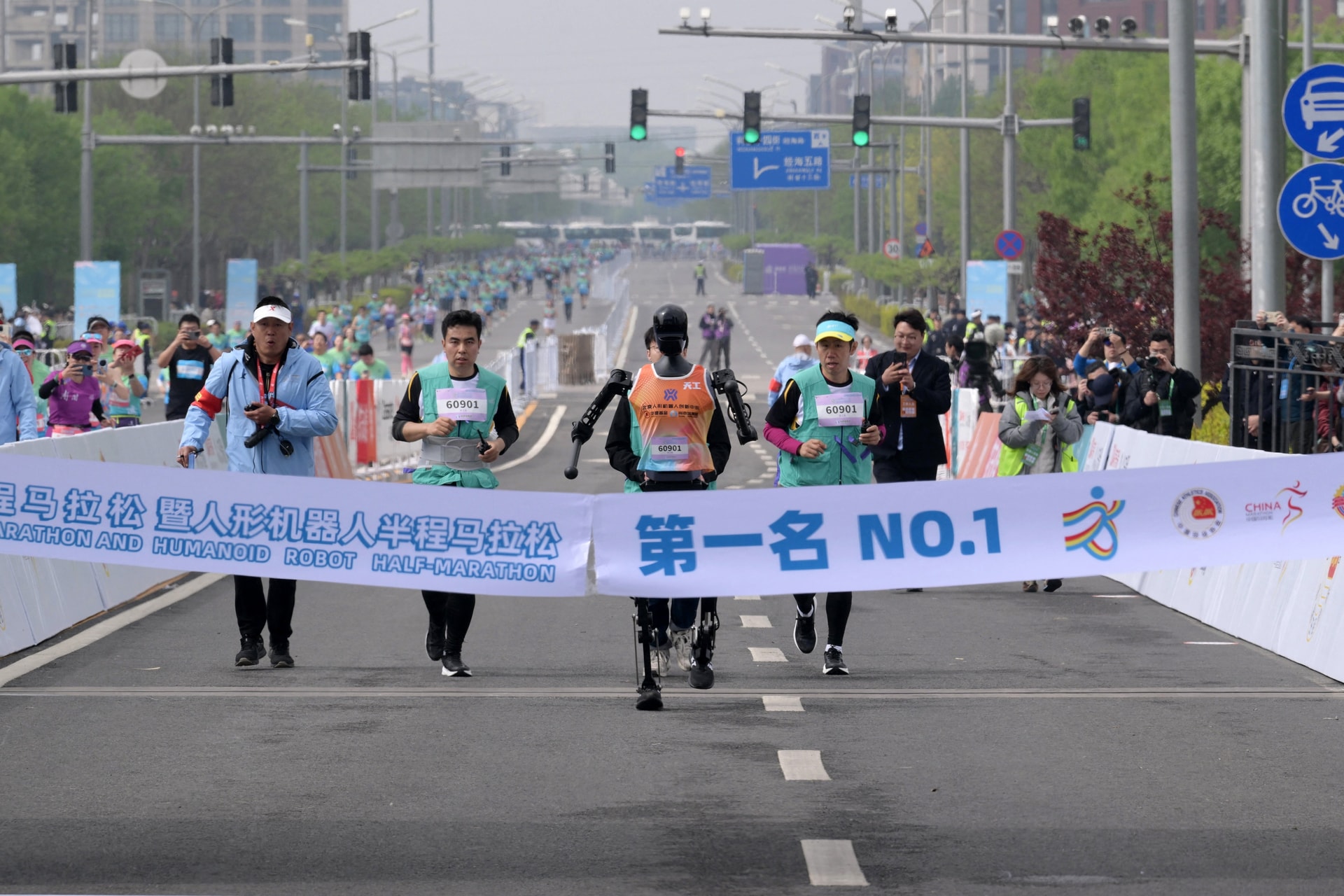 Humanoid robotokat is indítottak a pekingi félmaratonon