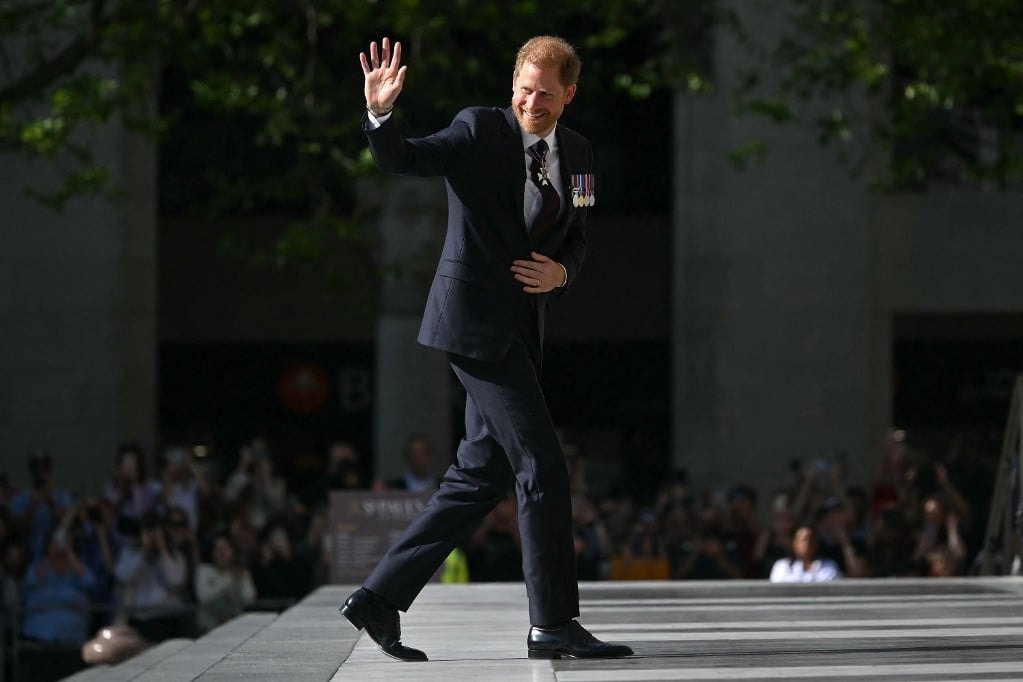Békülékeny húrokat penget Harry herceg