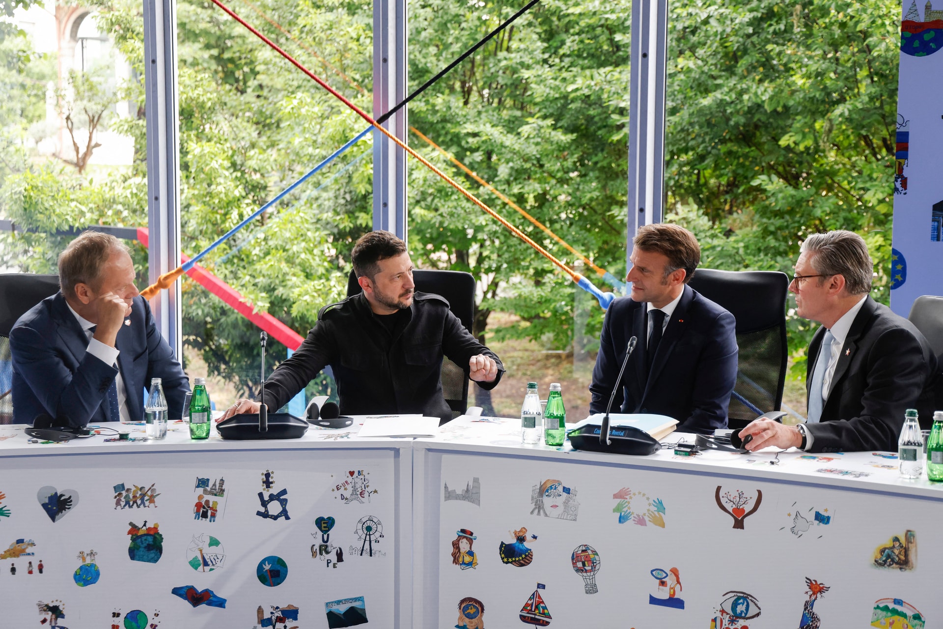Macron azzal vádolja Putyint, hogy megpróbál „időt nyerni”