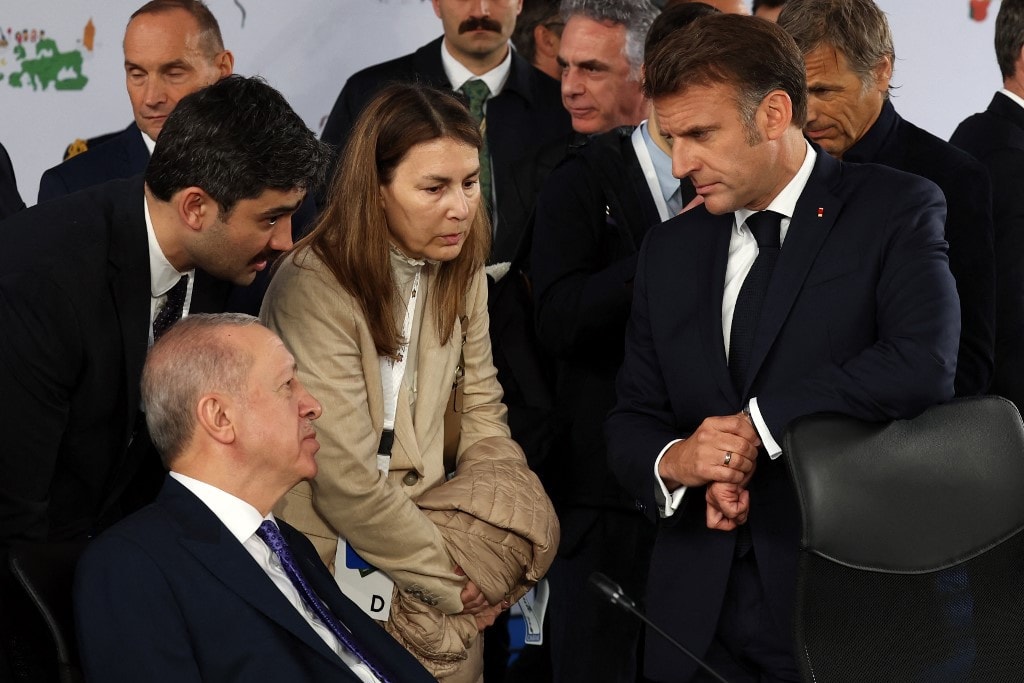 Erdoğan rejtélyes mozdulata hozta zavarba Macront + VIDEÓ