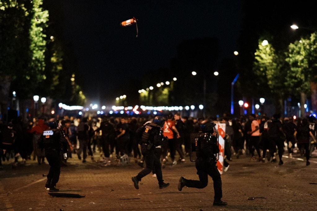 Fociszurkolók tömegébe hajtott egy autó
