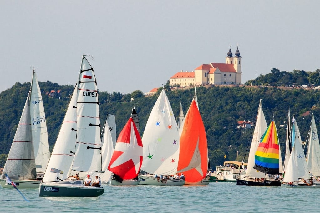Elrajtolt a Kékszalag mezőnye Balatonfüredről