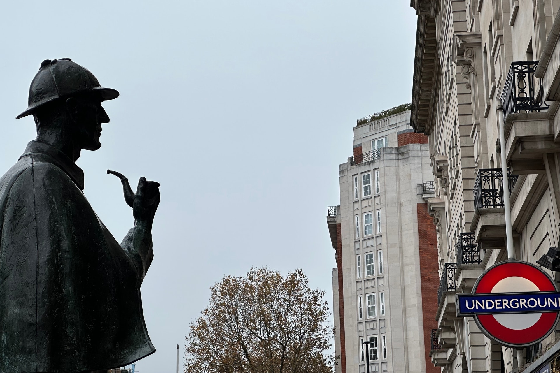 Ki rejtőzik Sherlock Holmes mögött?