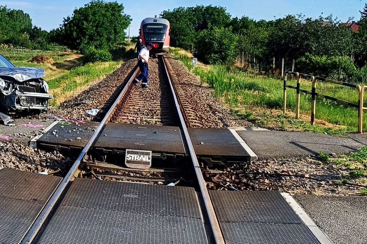 Autóval ütközött a vonat Vámosújfaluban