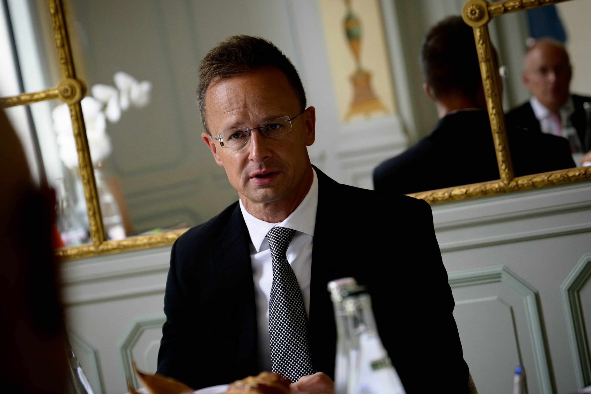 Szijjártó Péter francia nagyvállalati vezetőkkel tárgyalt Párizsban