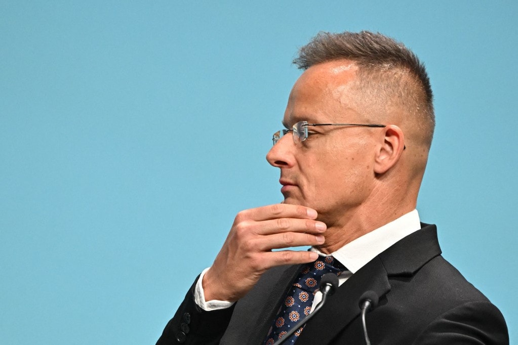 „A kormány megvédi a magyarokat az európai gazdasági mélyrepüléstől”