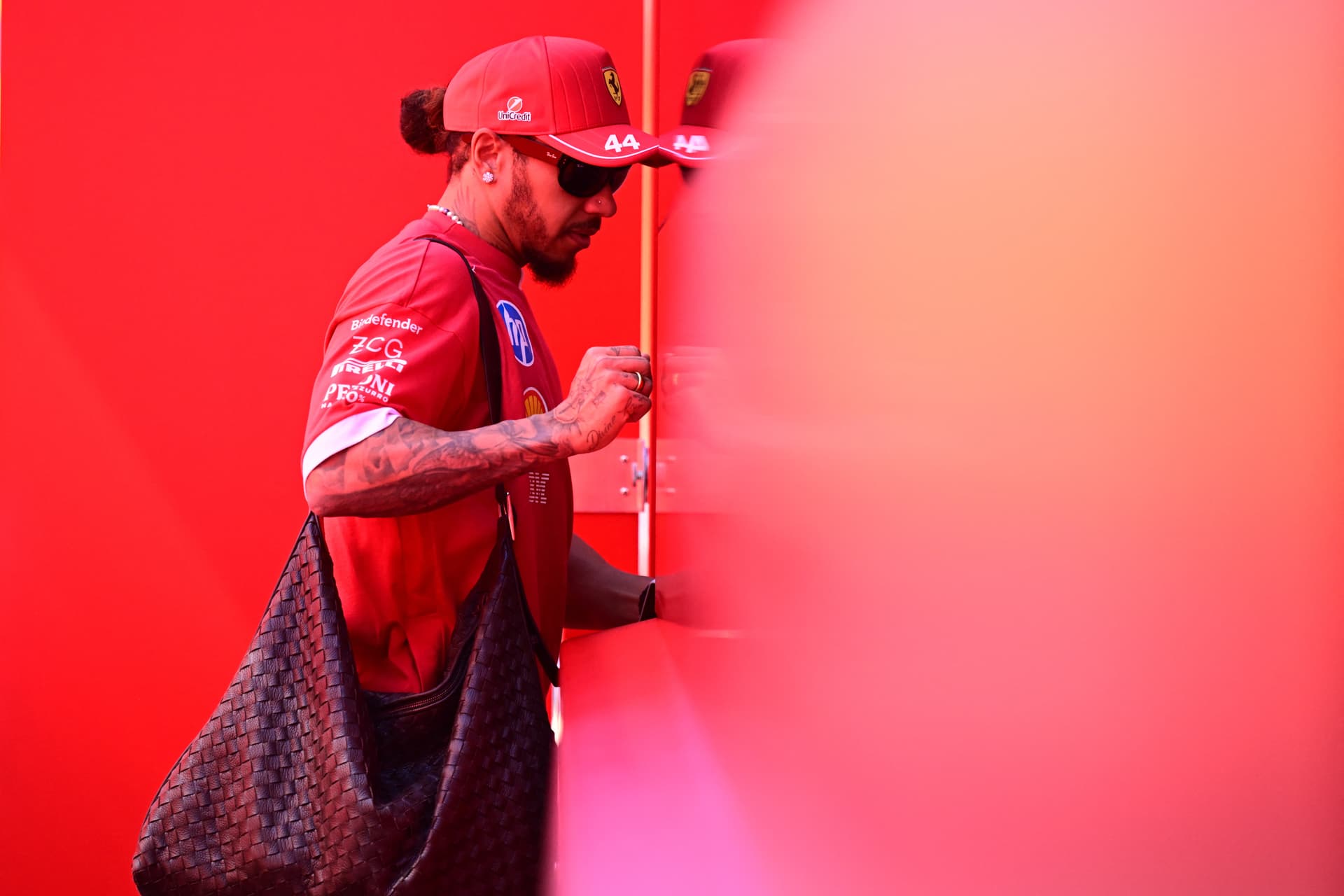 Lewis Hamilton kemény döntést hozott