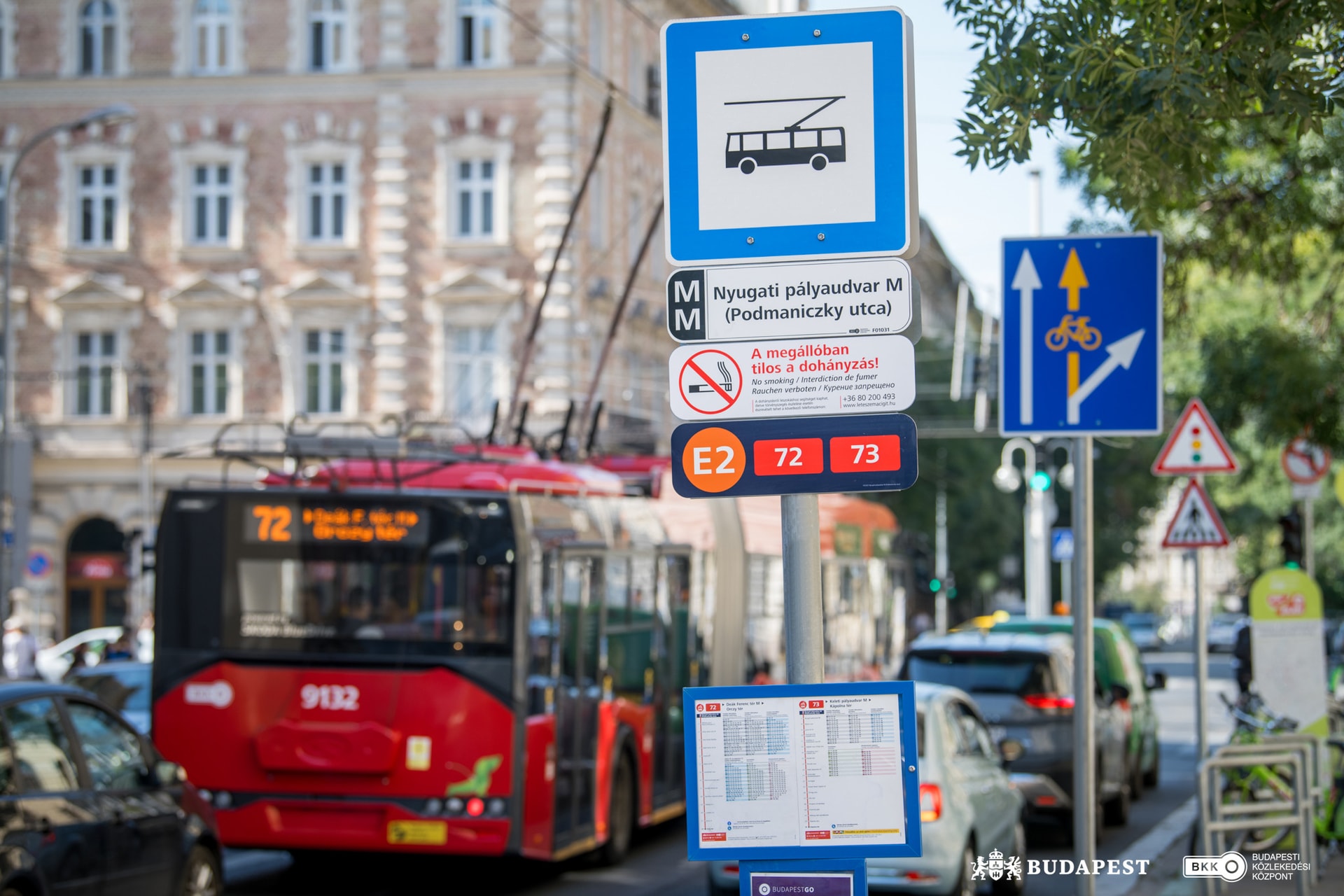 Két forgalmas csomópontban újultak meg az utastájékoztató táblák