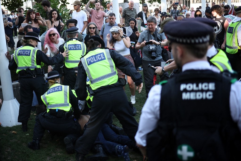 London: egy betiltott palesztin csoportot támogattak, őrizetbe vették őket