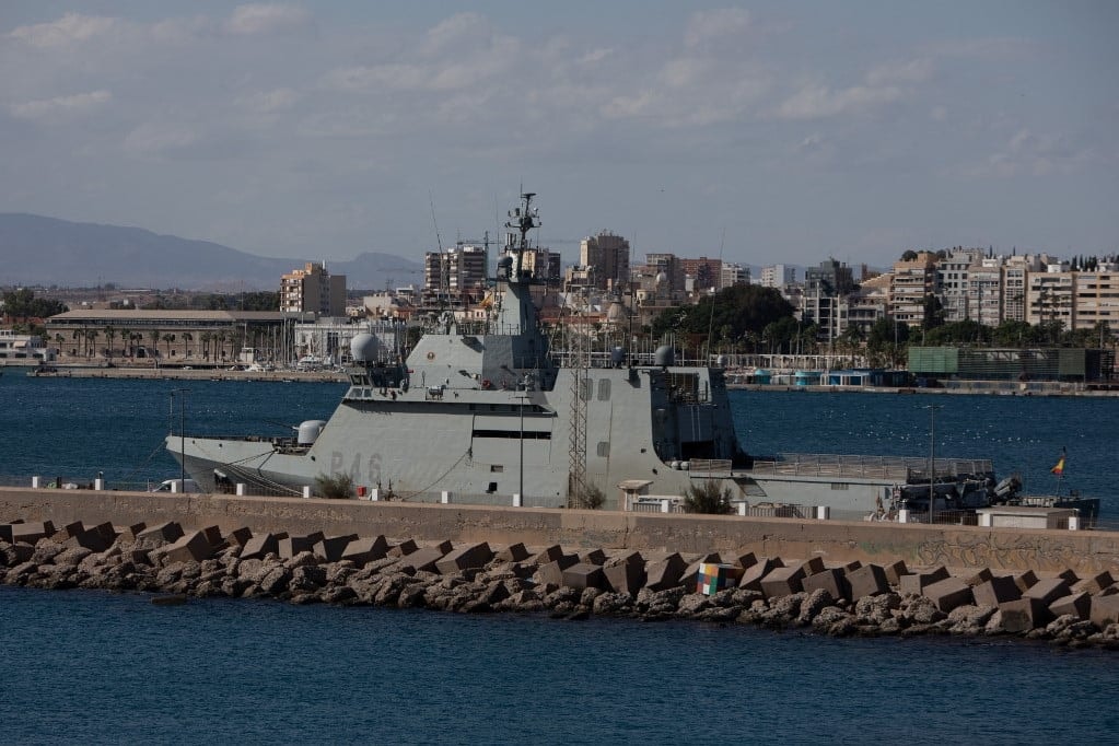 Spanyol hadihajó védi a gázai segélyflottát