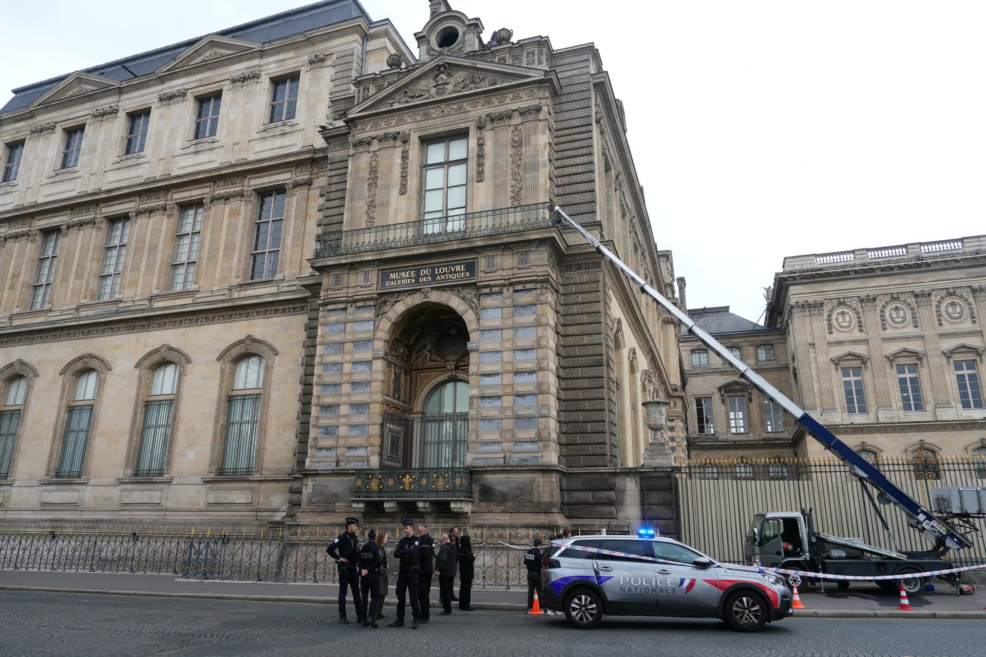 Fél percen múlott, hogy nem fogták el a Louvre tolvajait