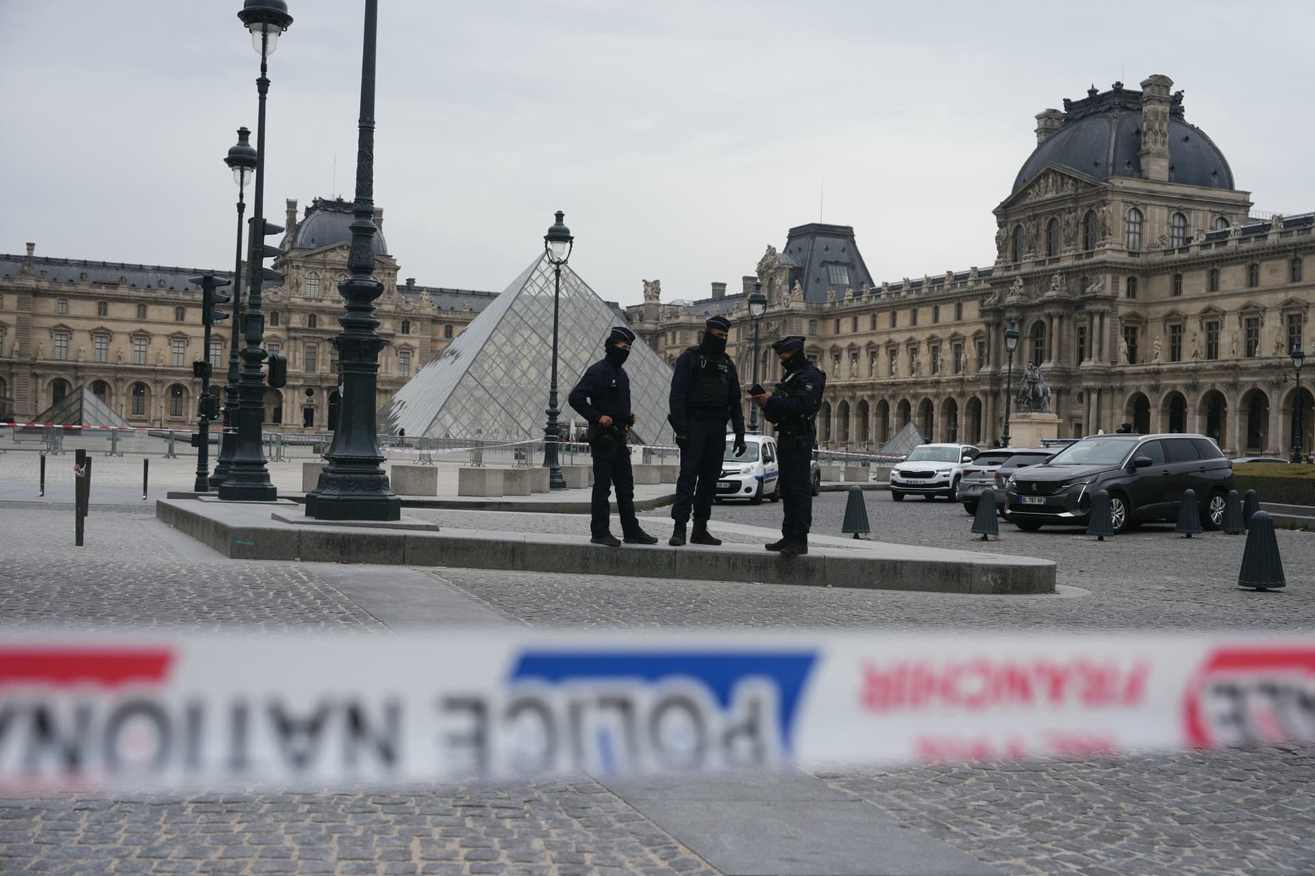 További gyanúsítottakat vettek őrizetbe a Louvre-ban történt műkincsrablás miatt