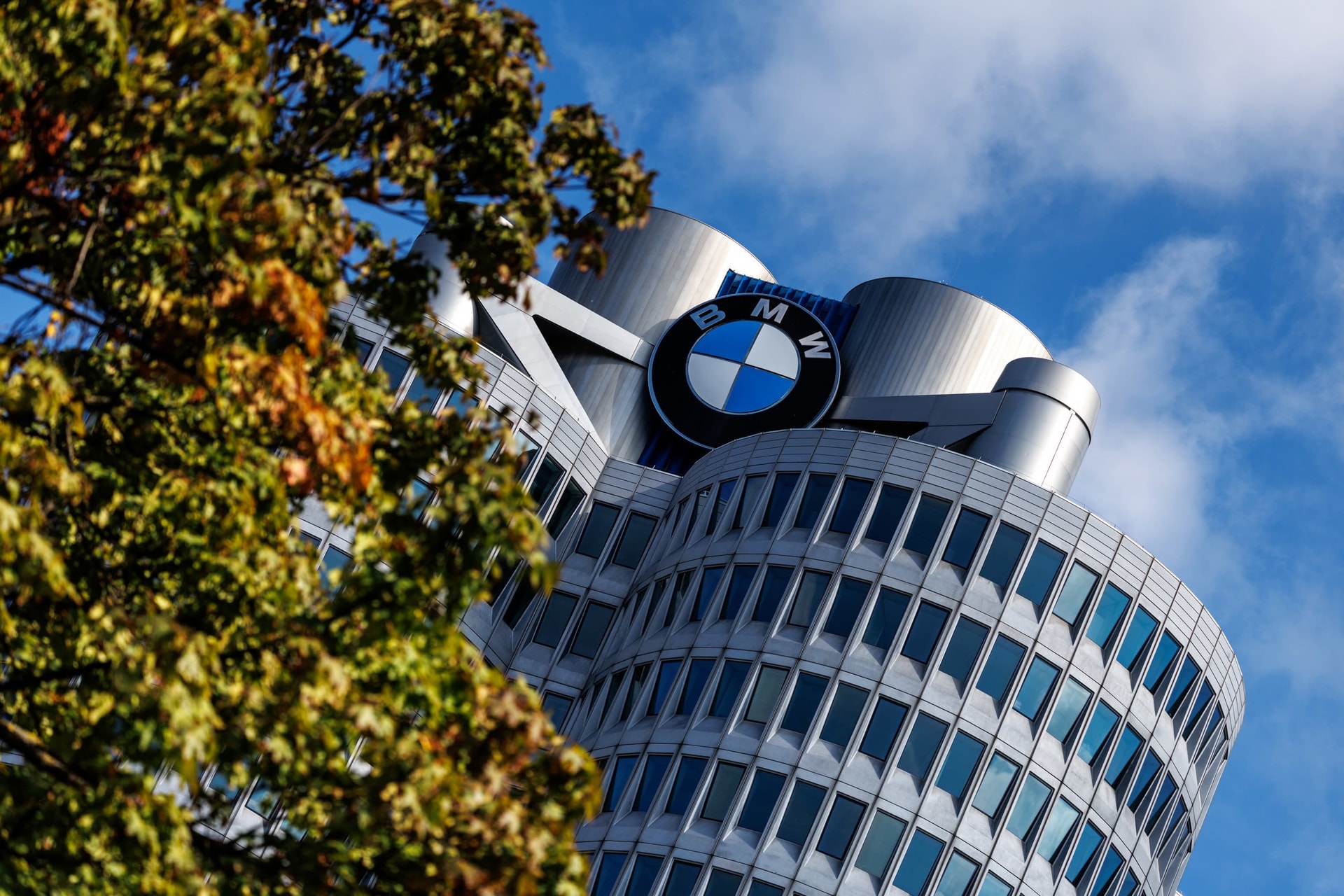 A BMW a jövőben szintetikus üzemanyaggal szállítja az új autóit