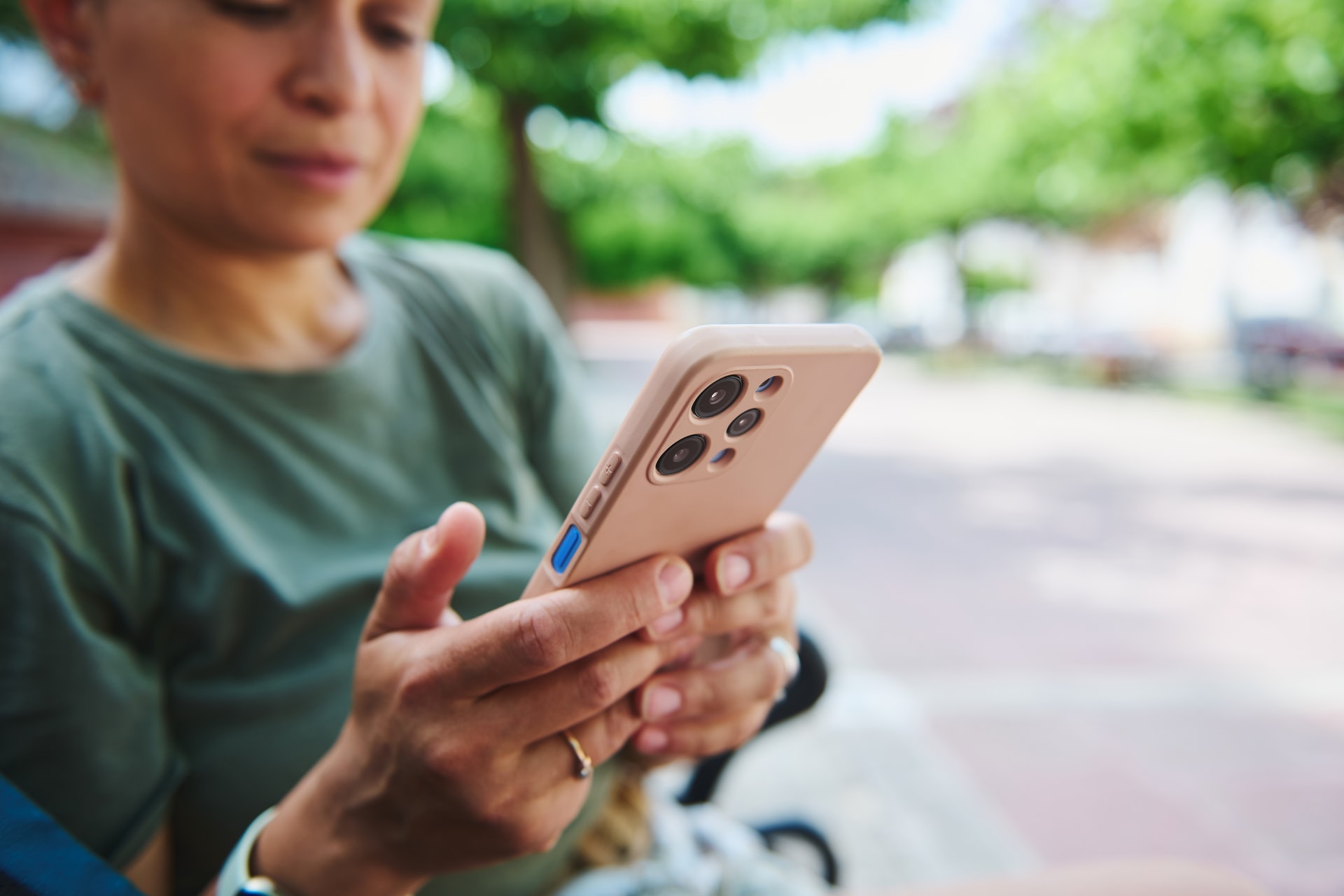 Abból, hogy valaki hogyan tartja a mobiltelefonját, sokat megtudhat az illető jelleméről
