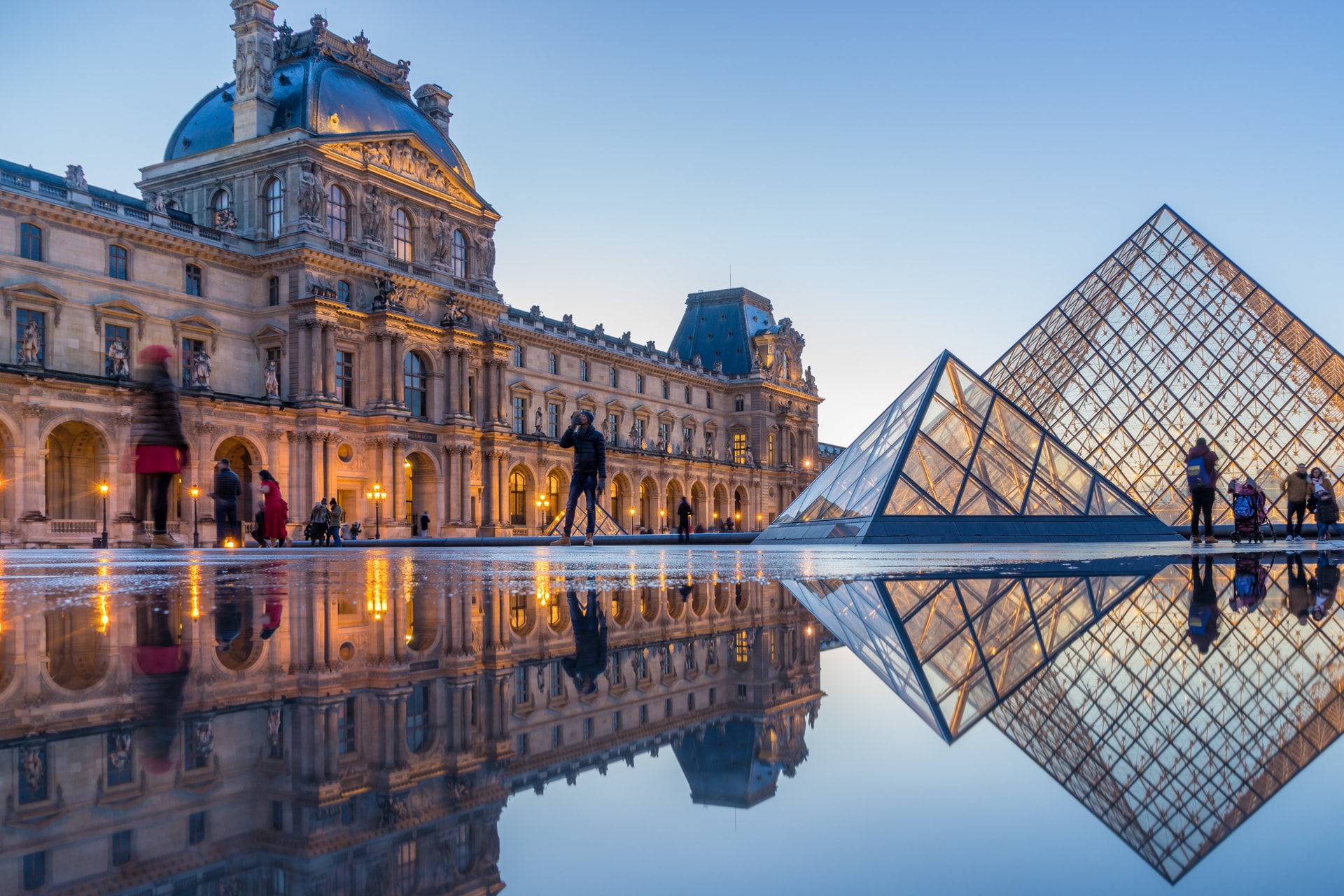A Louvre kalapos nyomozójáról kiderült, hogy egy 15 éves iskolás fiú