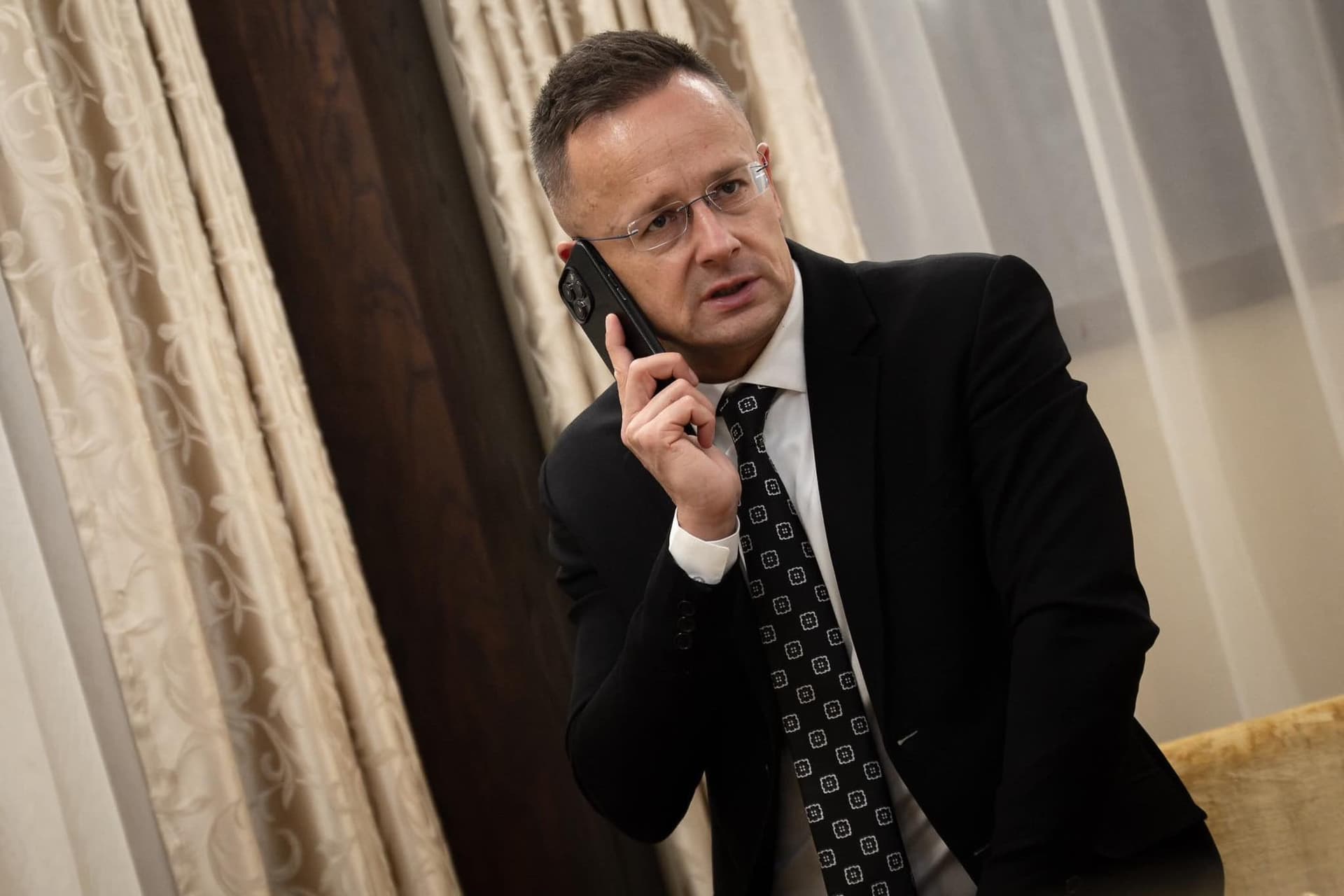 Szijjártó Péter a napirendi pontokról nyilatkozott