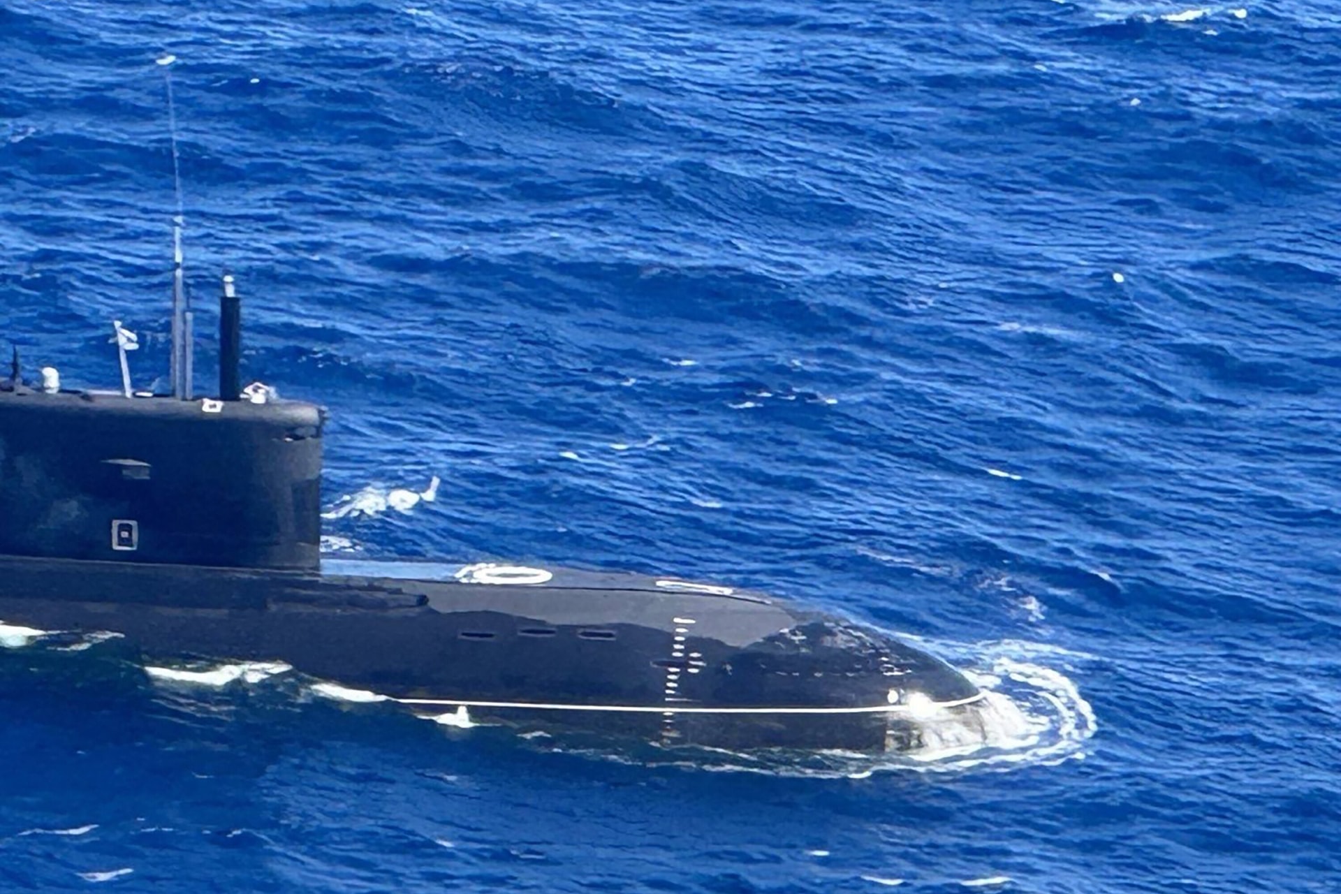 Orosz tengeralattjáró indult egy tanker felé, az USA és a brit légierő is mozgásba lendült