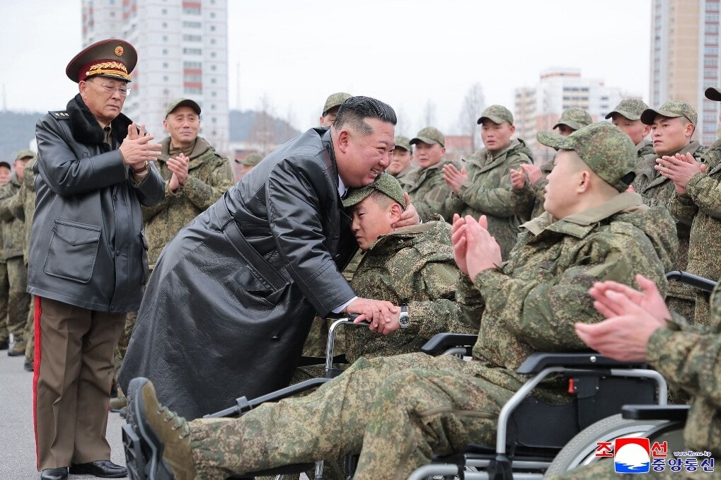Kim Dzsongun köszöntötte az oroszországi küldetésről hazatérő aknamentesítő katonákat