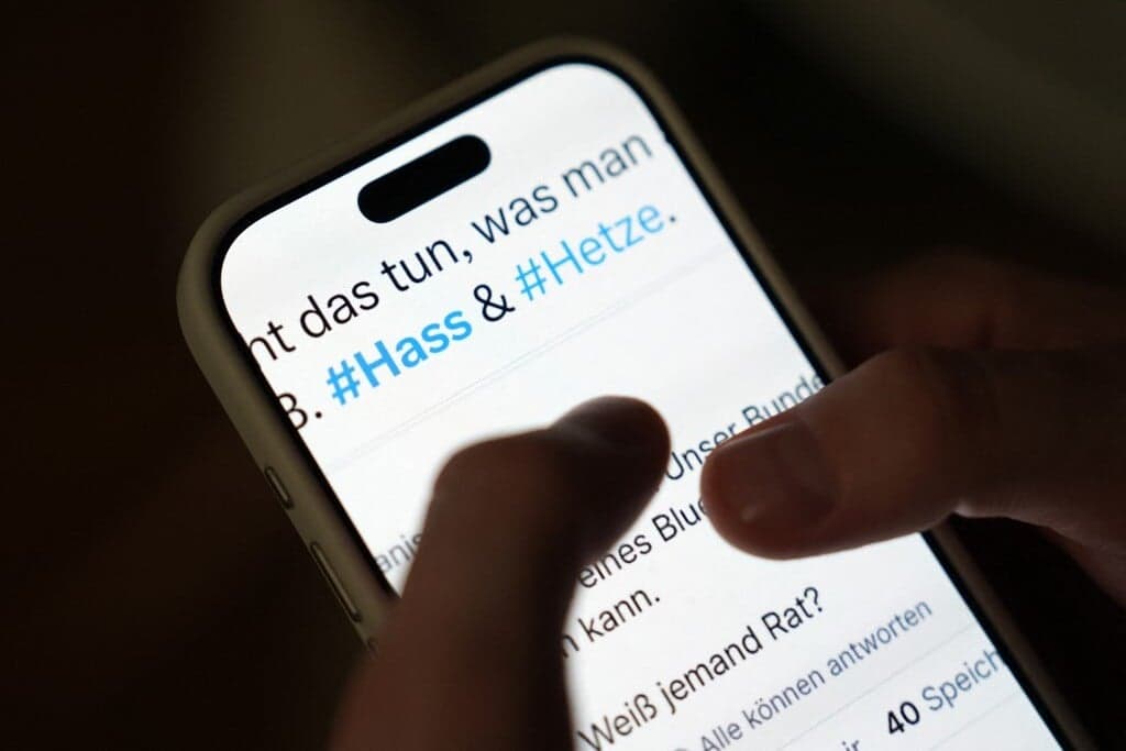 Brüsszel fellép az online zaklatás ellen