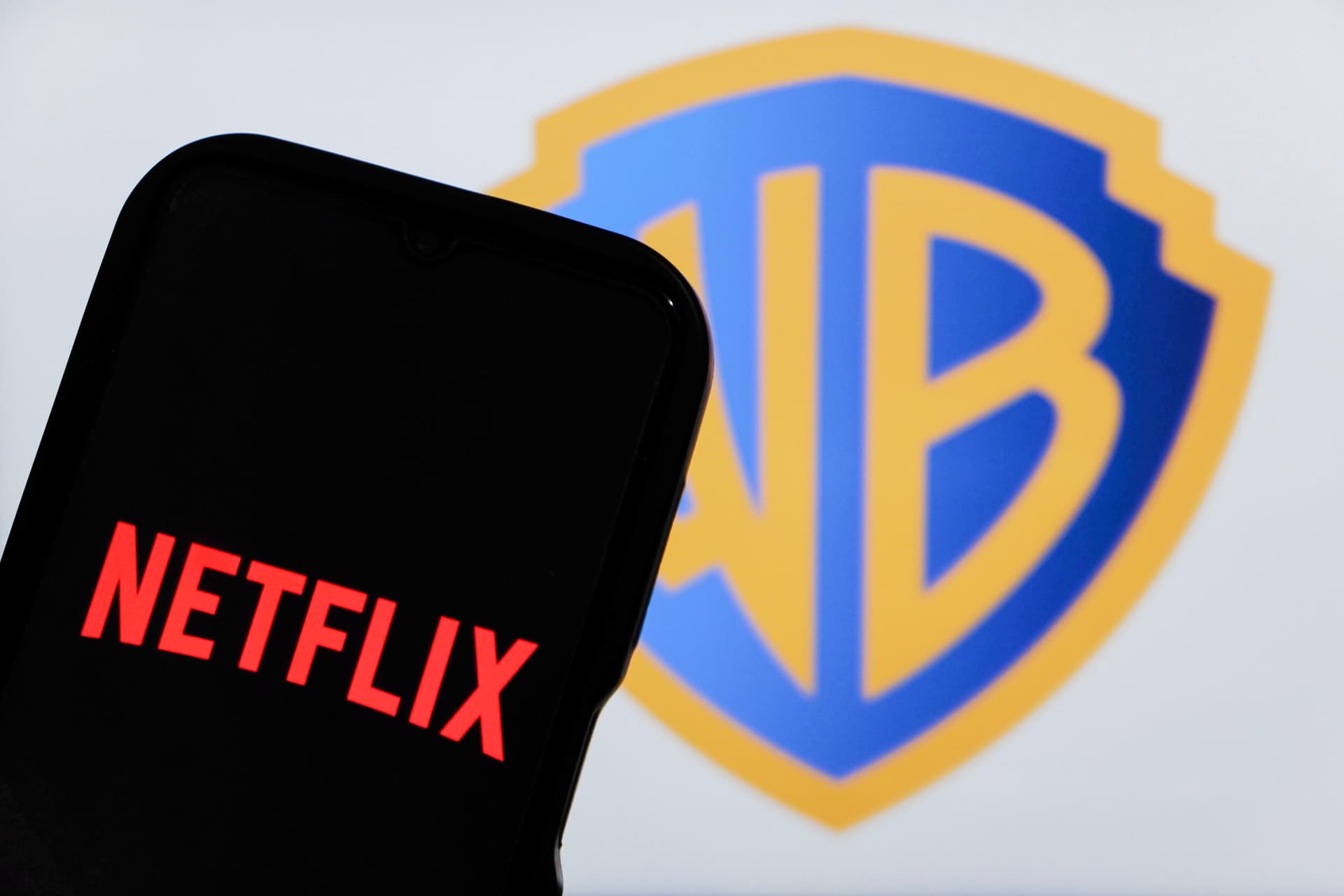 Két óriás verseng a Warner Bros megszerzéséért