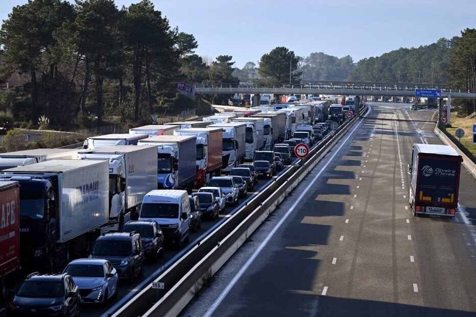Több mint öt kilométeres a torlódás az M0-áson