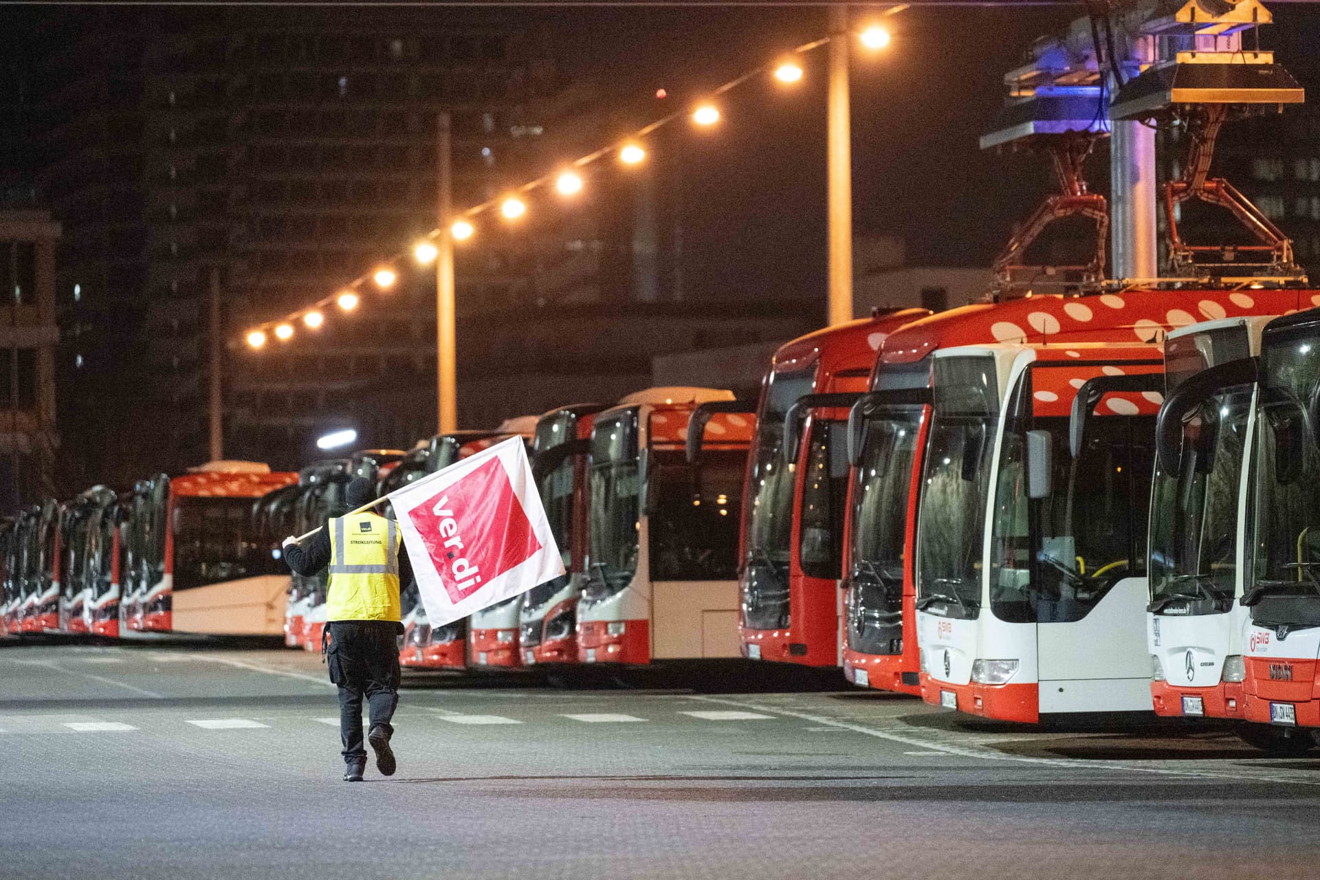 48 órás tömegközlekedési sztrájk kezdődött Németországban