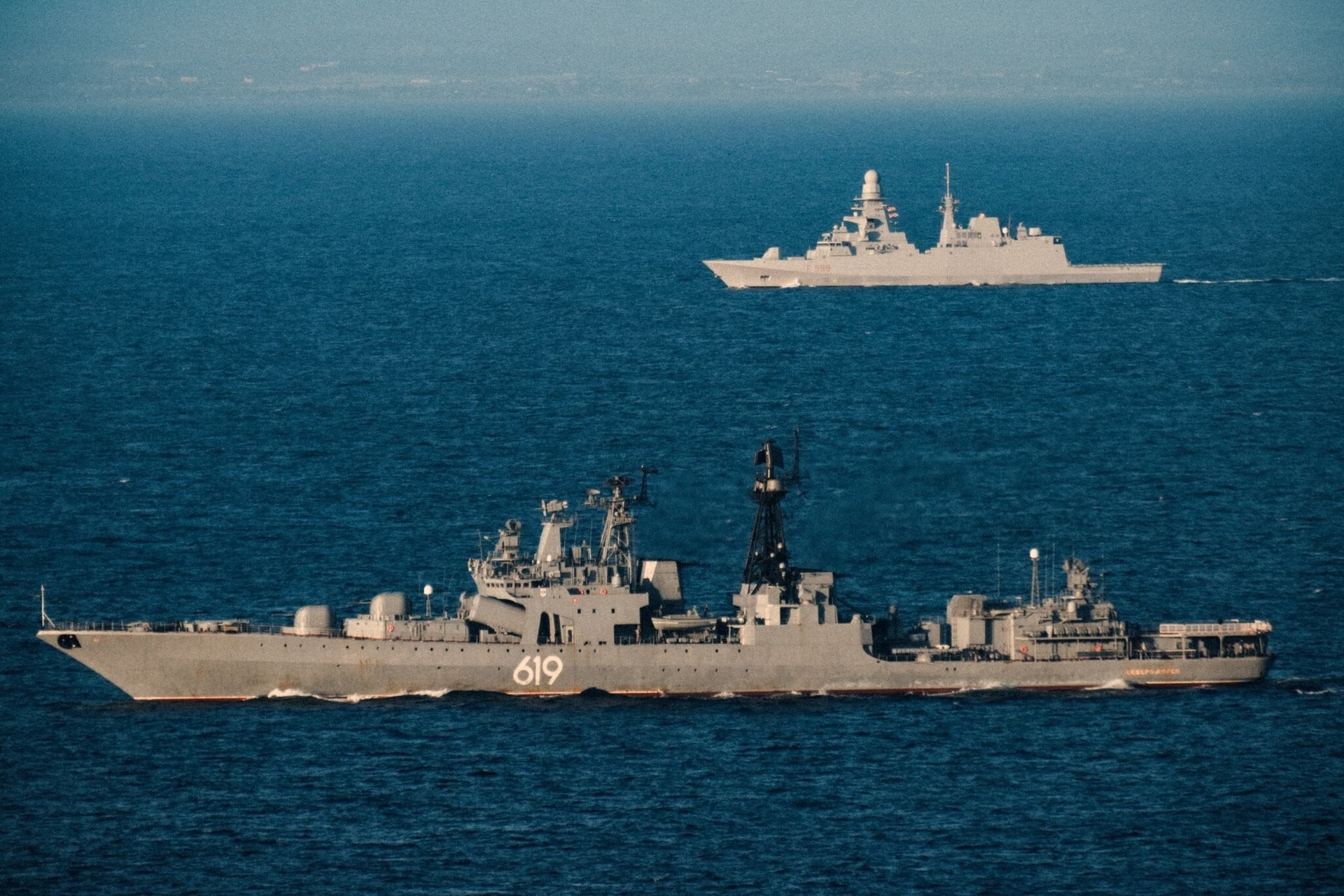 Farkasszemet néz egymással egy orosz romboló és egy NATO-hadihajó
