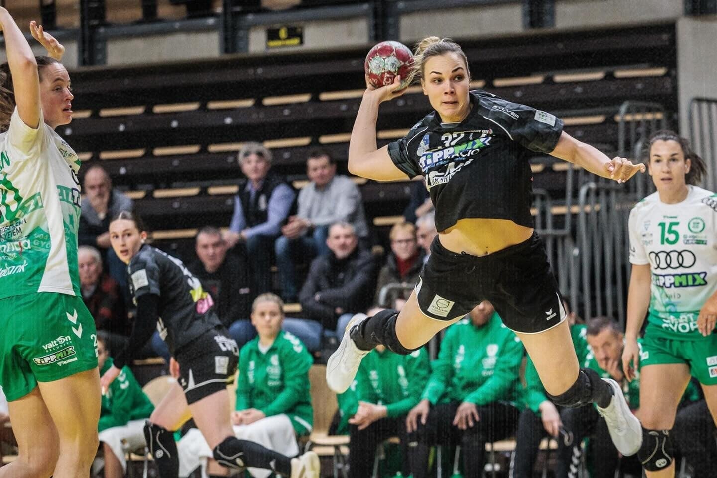 Fölényes győzelmek a női kézilabda élvonalban