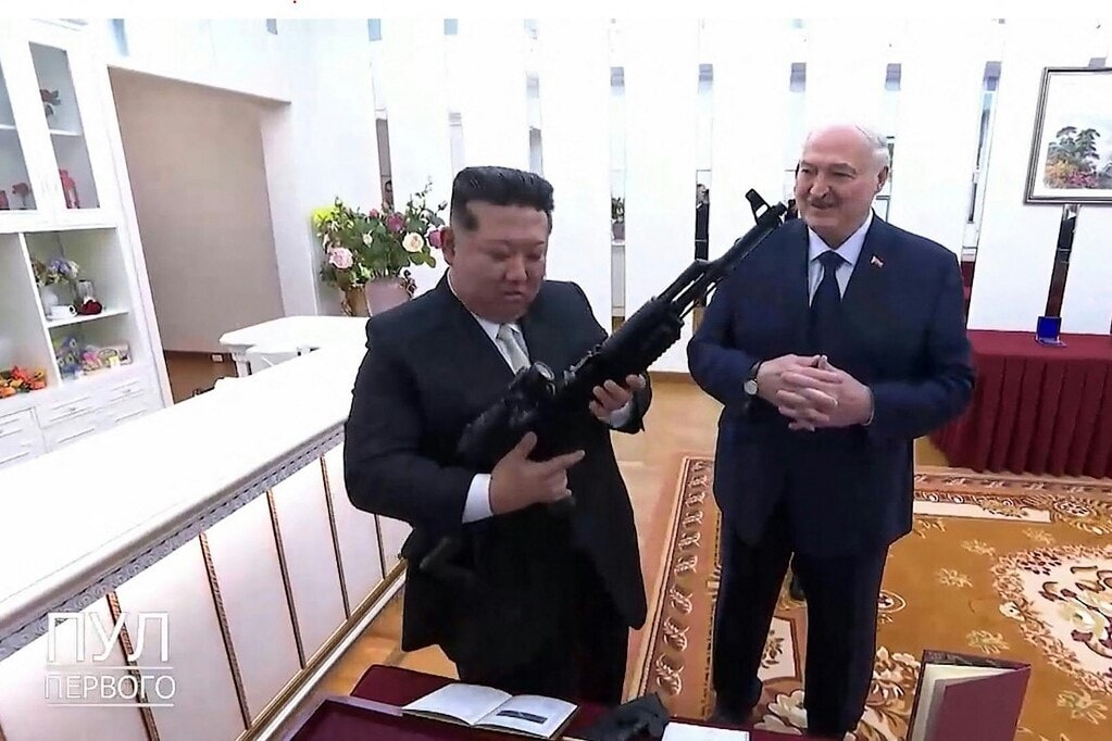 Fegyvert adtak Kim Dzsongun kezébe