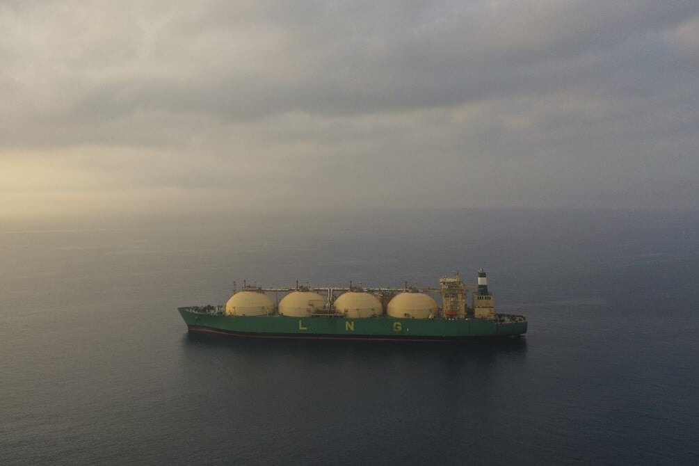 Továbbra is a tengeren rekedt egy irányítás nélküli árnyékflotta tanker