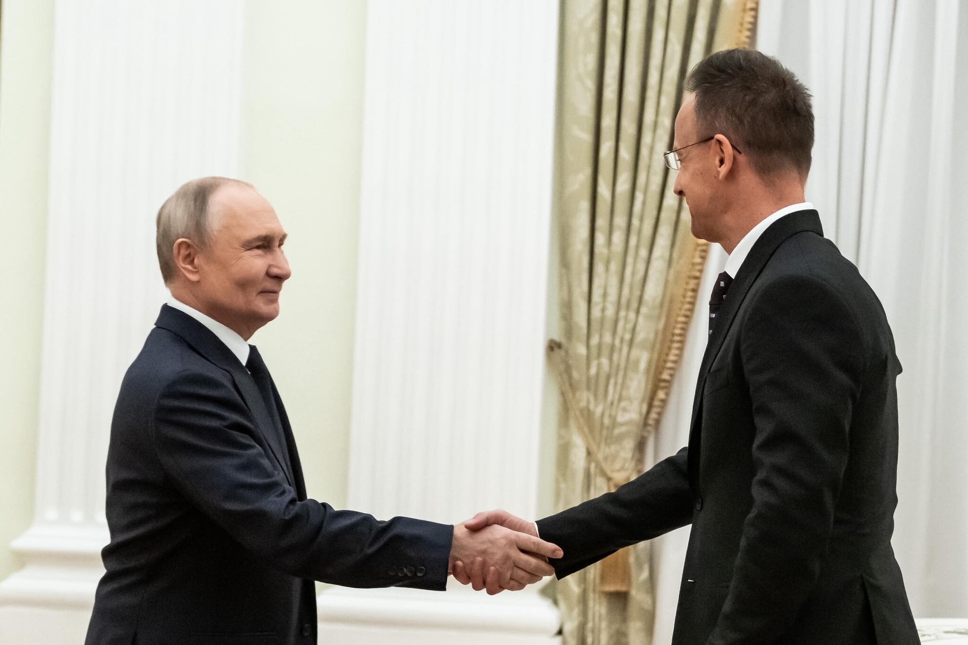 Két hadifoglyot hazahozhat Szijjártó Péter