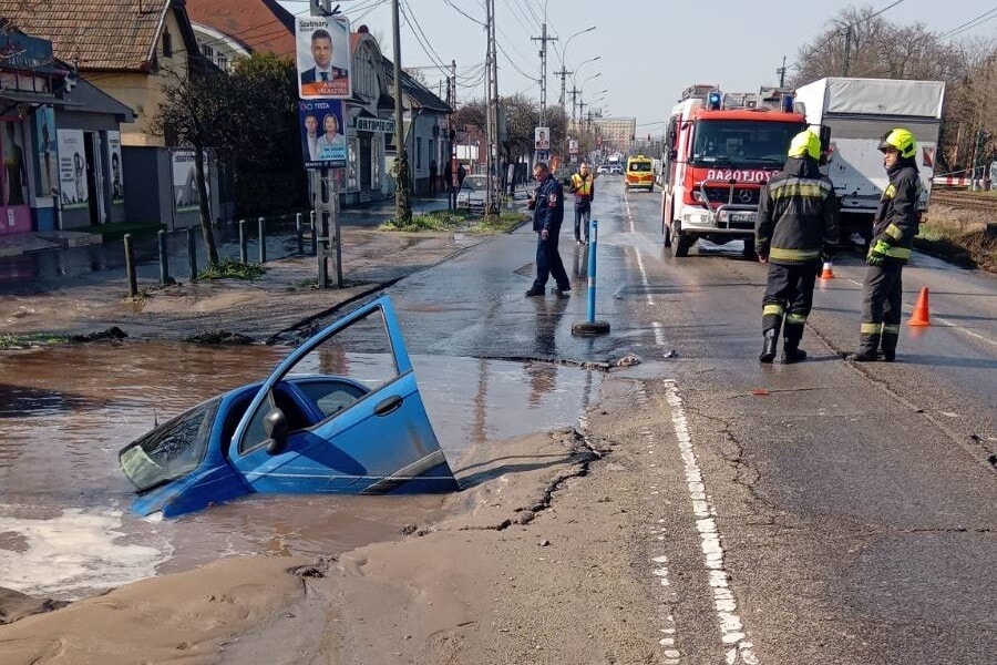 Csőtörés miatt beszakadt az úttest a XVI. kerületben