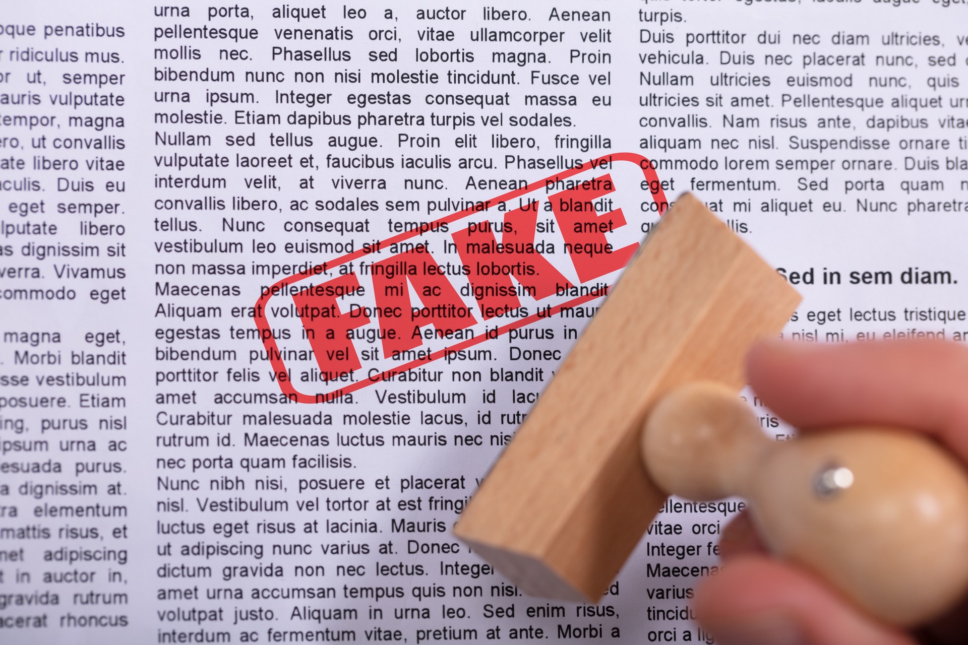 Hiánypótló kötet jelent meg a dezinformáció jogi szabályozásáról