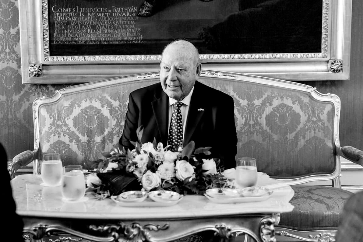 Elhunyt David Cornstein, volt amerikai nagykövet