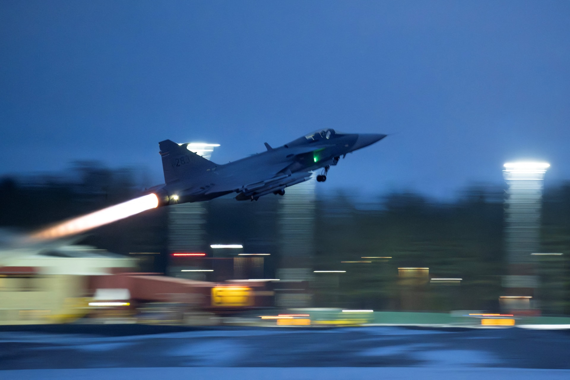Megérkezett a kecskeméti repülőbázisra a két új Gripen harcászati repülőgép
