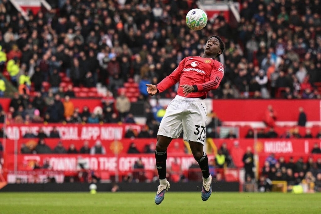A Manchester United válogatott középpályása 2031-ig hosszabbított