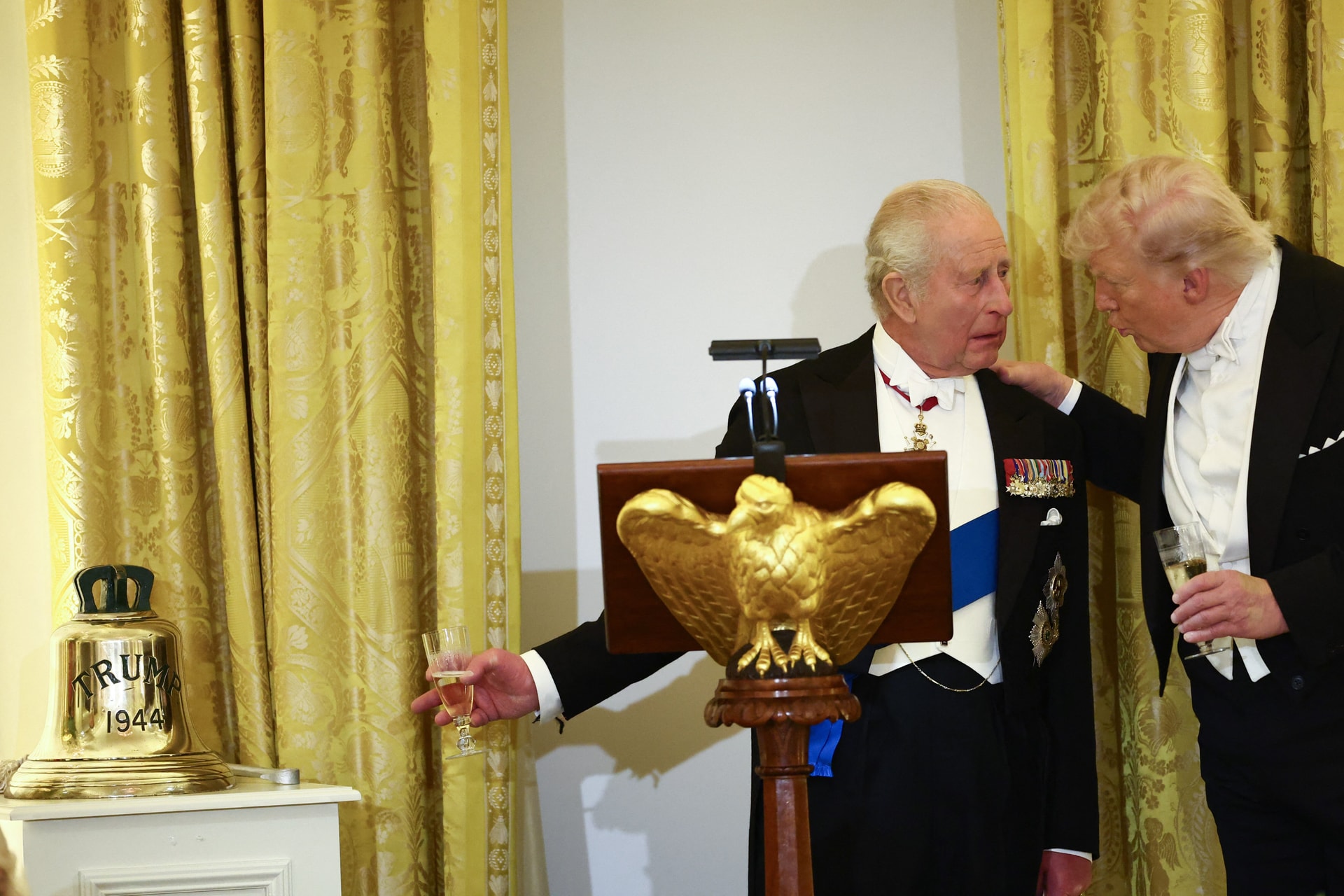 III. Károly váratlan ajándékot adott Trumpnak