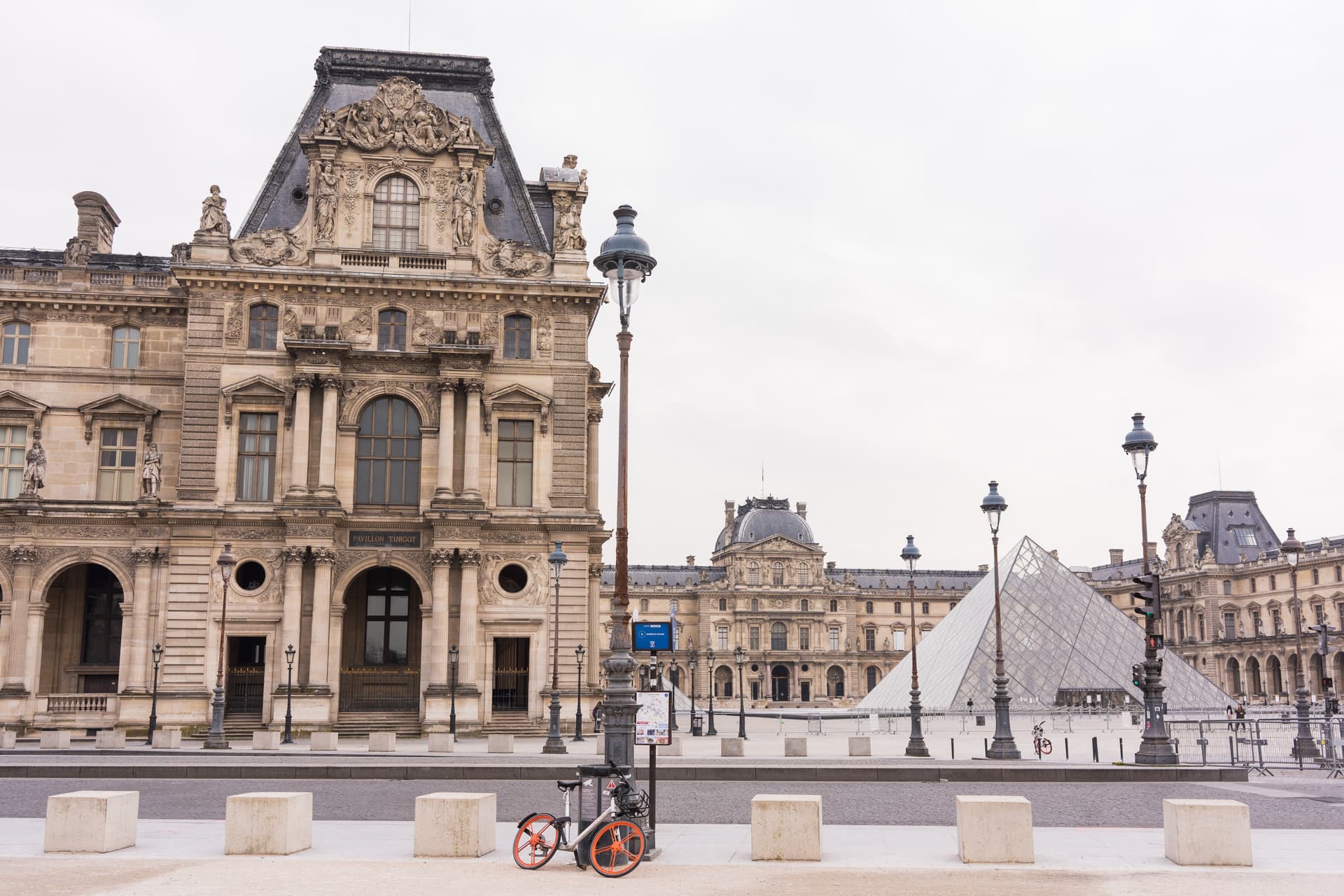 „Kifulladt” a Louvre