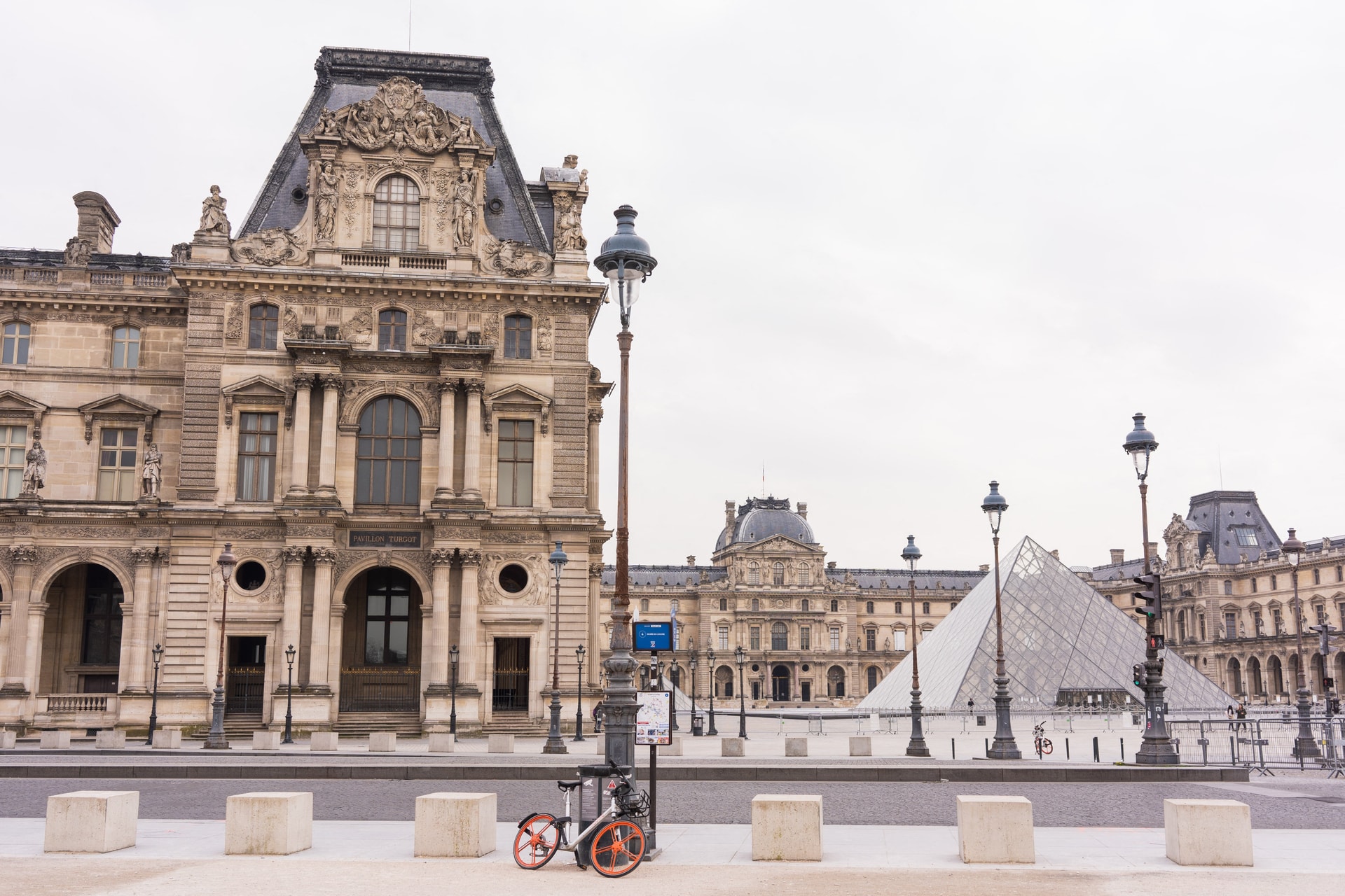 „Kifulladt” a Louvre