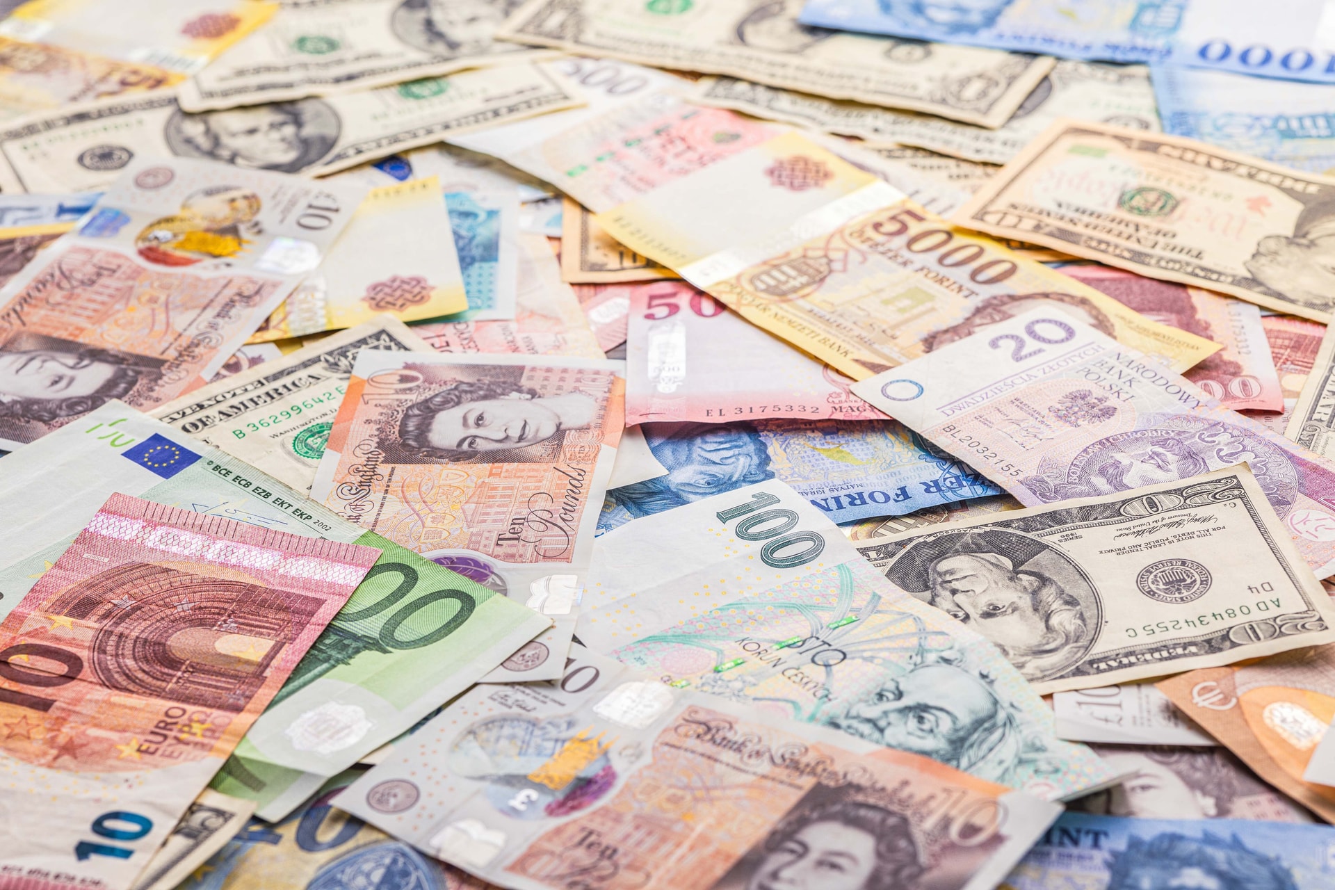 Jelentősen erősödött a forint