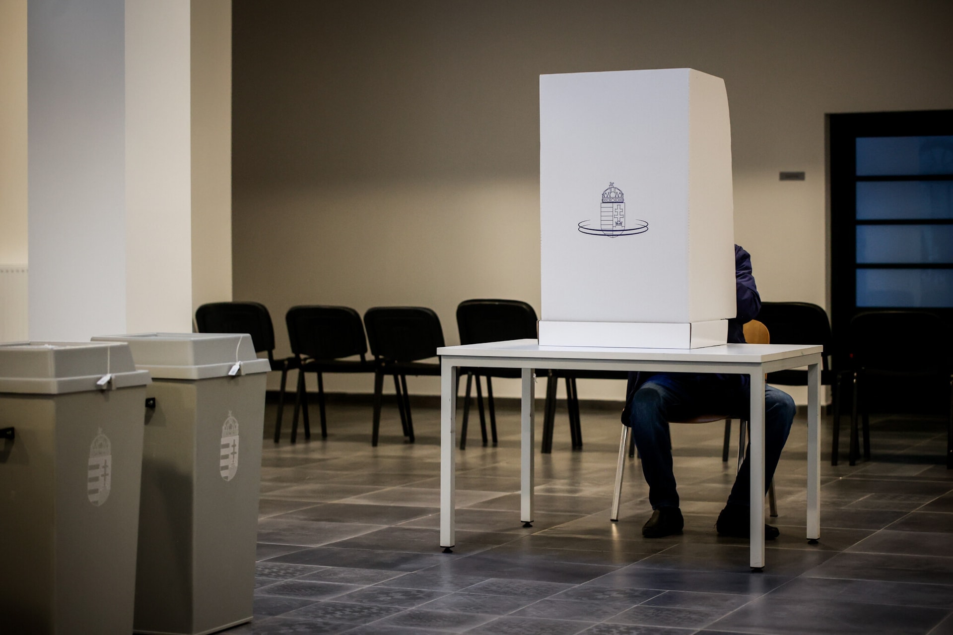 Csak a szavazókörök közelében nem szabad kampányolni