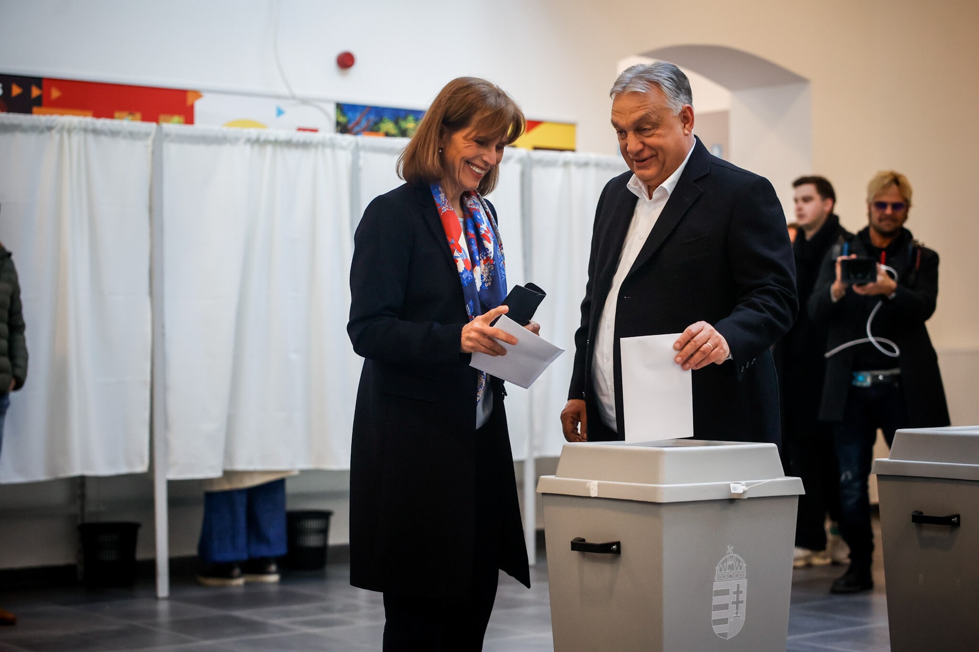 Orbán Viktor leadta szavazatát, majd újságíróknak válaszolt + Videó