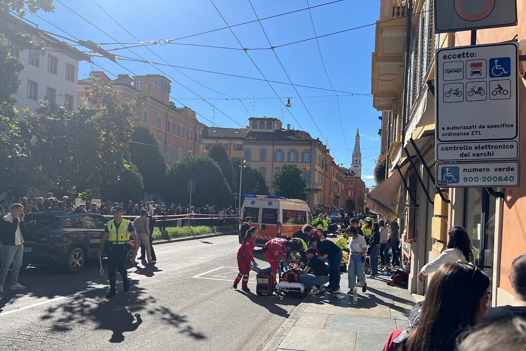 Járókelők közé hajtott egy autós Modenában