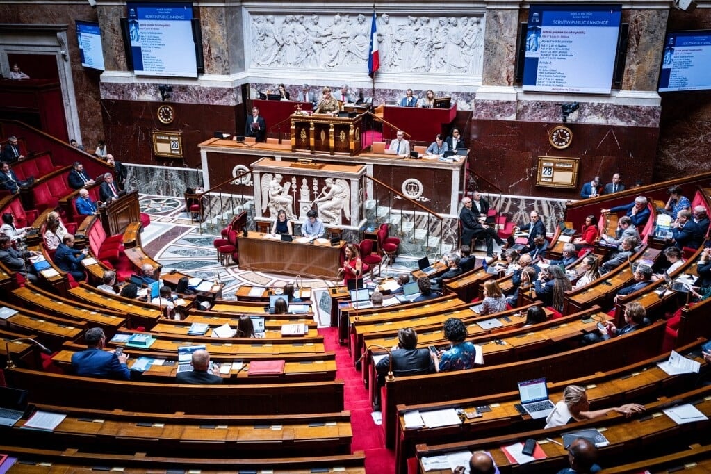 Eltörölte a rabszolgaság feltételeit szabályozó Fekete Törvénykönyvet a francia Nemzetgyűlés