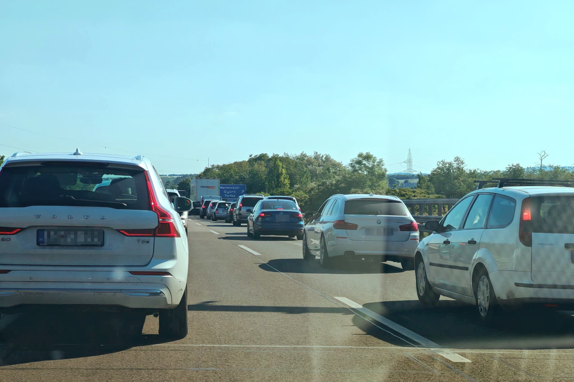 Baleset miatt torlódik a forgalom az M1-esen Tatabányánál