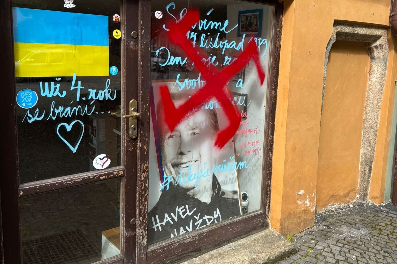 Horogkereszteket festettek ismeretlenek a német kisebbség székházának ablakaira Chebben