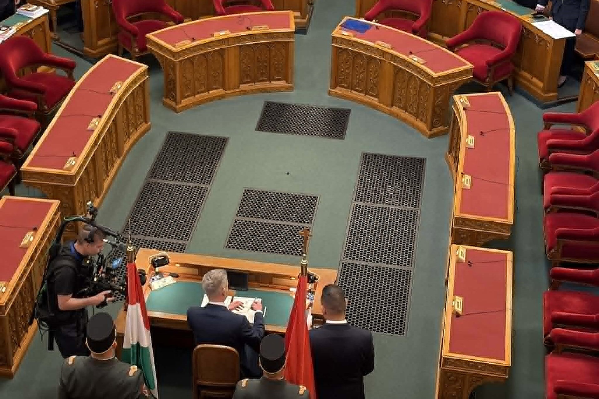 Máris megkezdte a munkát az új országgyűlés + GALÉRIA